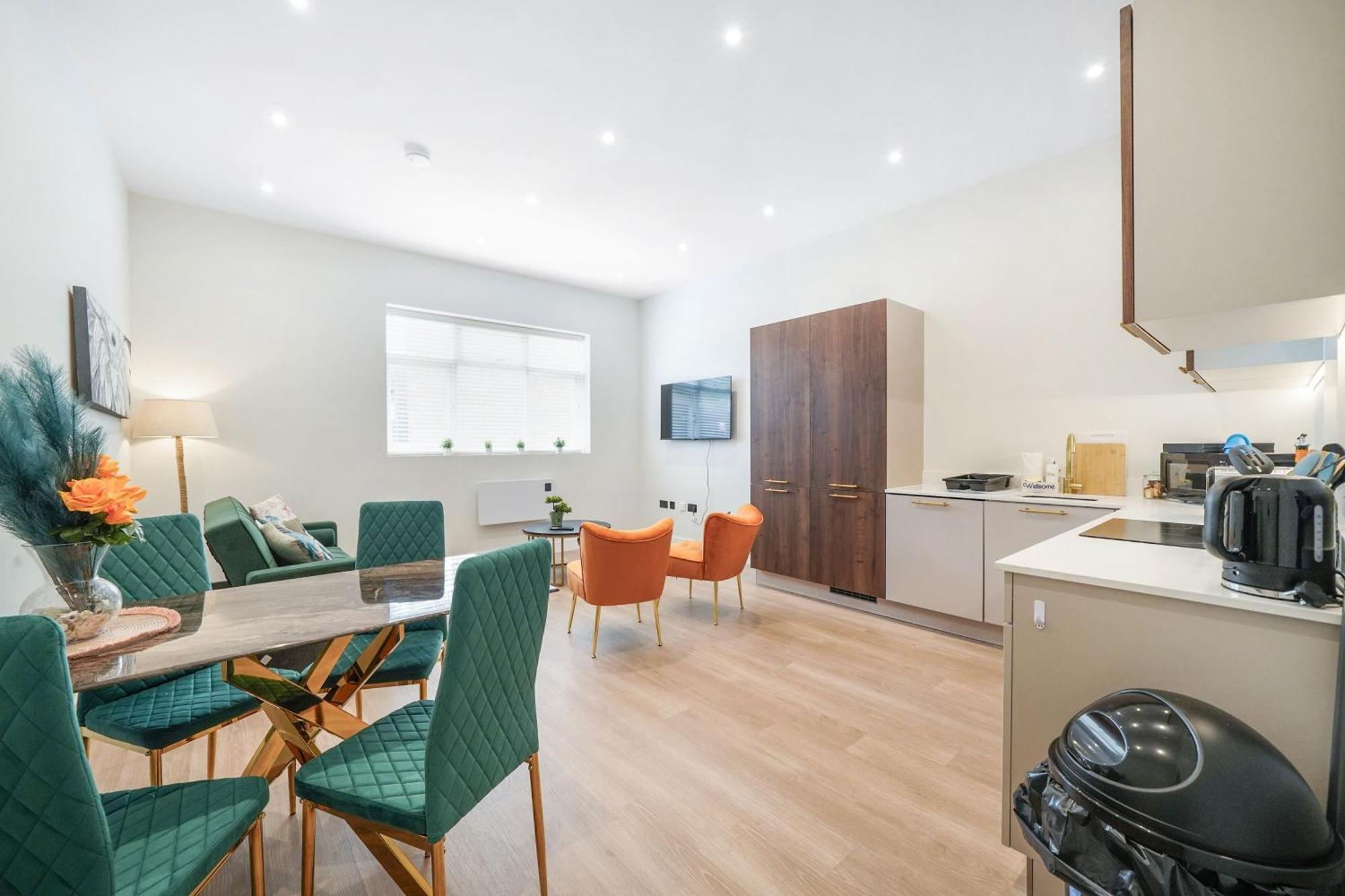 Luxury Apartments Сътън он Сий Екстериор снимка