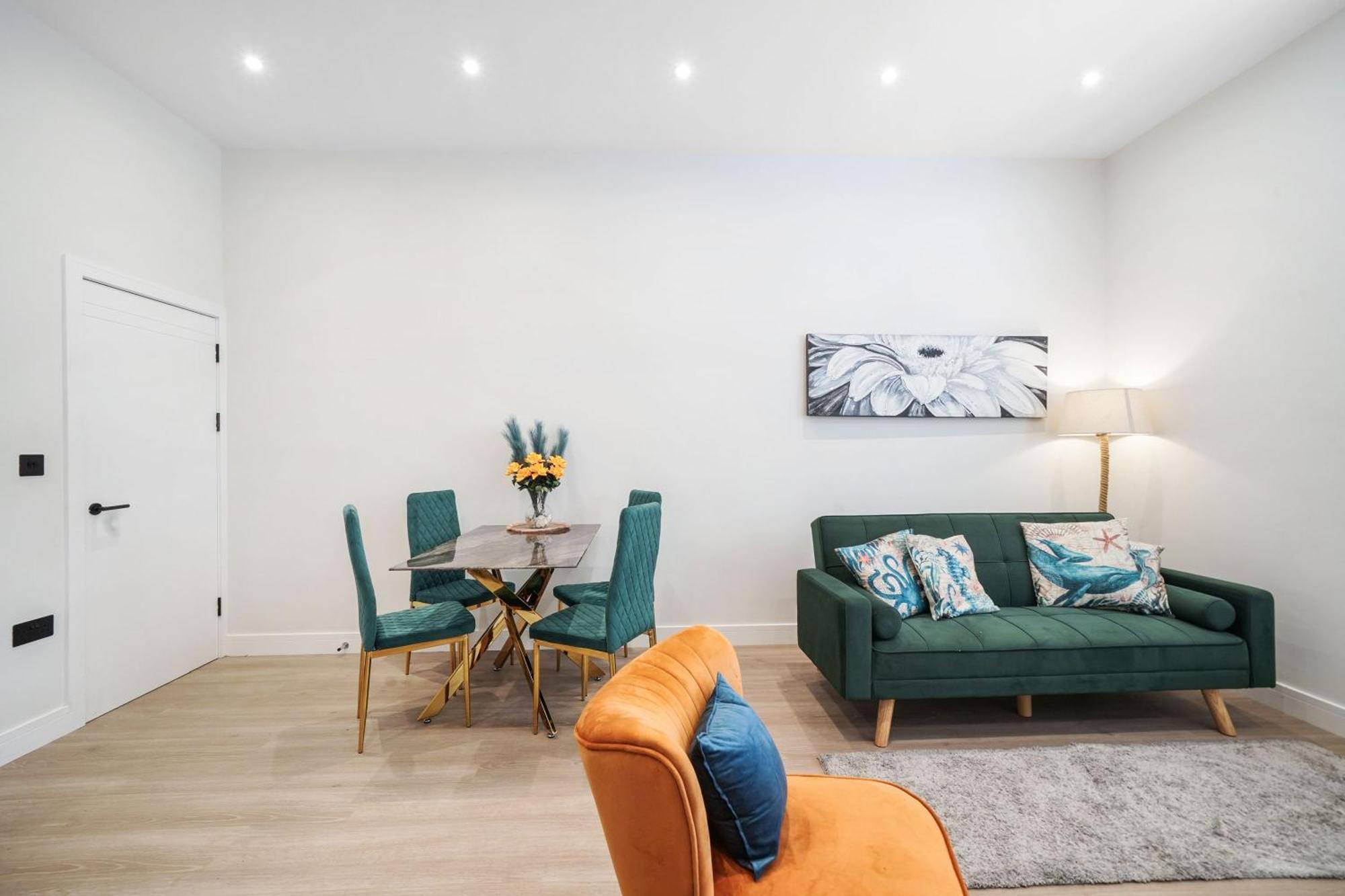 Luxury Apartments Сътън он Сий Екстериор снимка