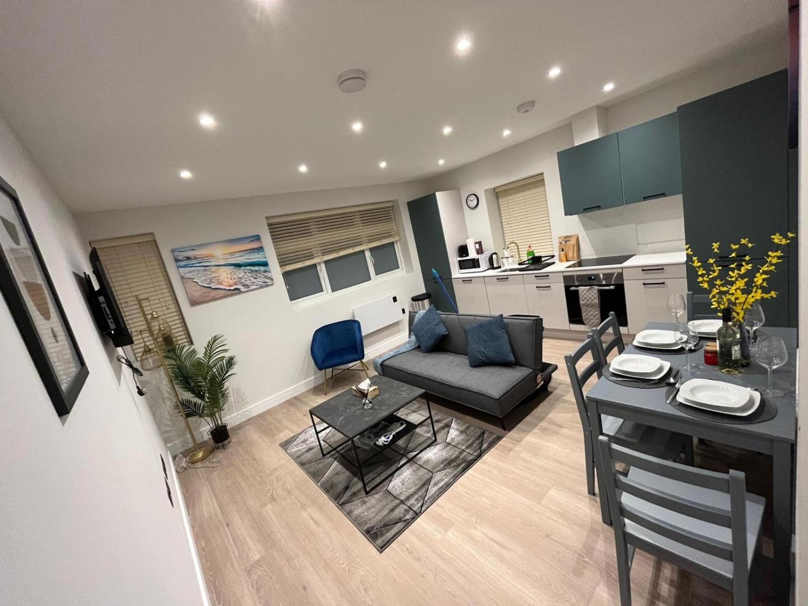 Luxury Apartments Сътън он Сий Екстериор снимка