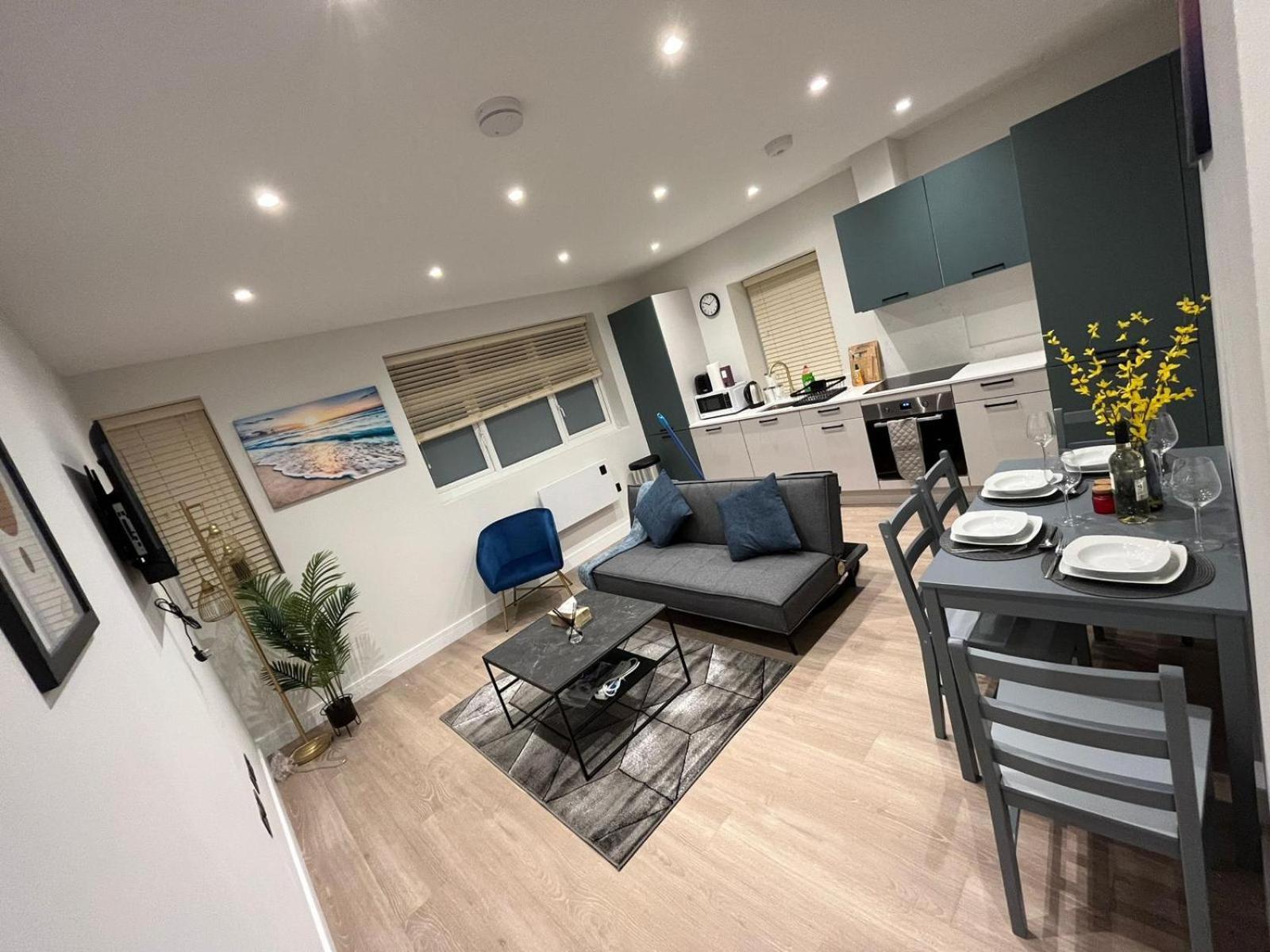 Luxury Apartments Сътън он Сий Екстериор снимка