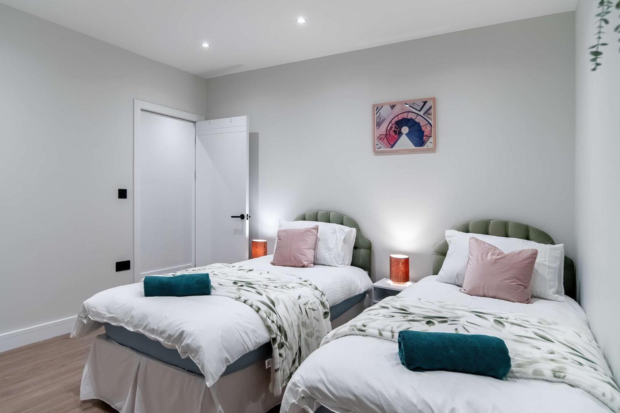 Luxury Apartments Сътън он Сий Екстериор снимка